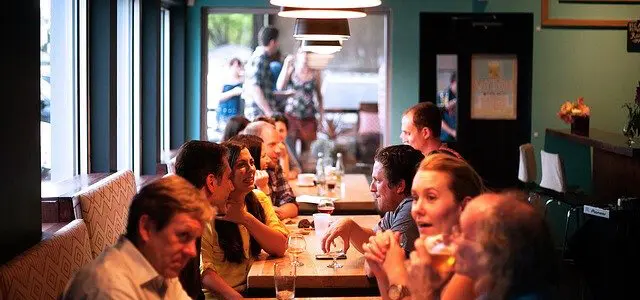 Salle d'un restaurant avec clients attablés