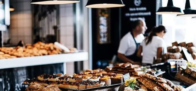 Etal d'une boulangerie avec sandwichs et gâteaux