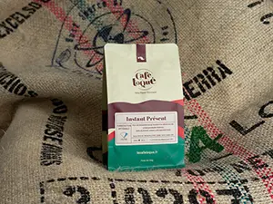 Sachet d'un café filtre de Café Toqué devant un sac de jute