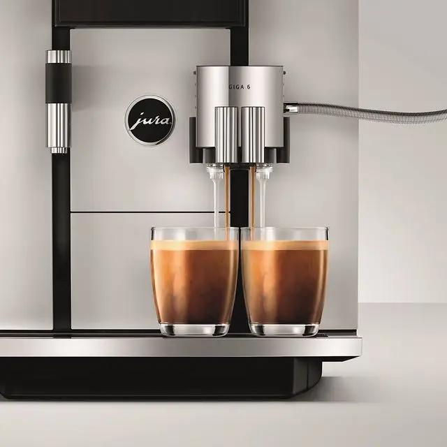 Préaparation de deux cafés latte avec une Jura Giga x6