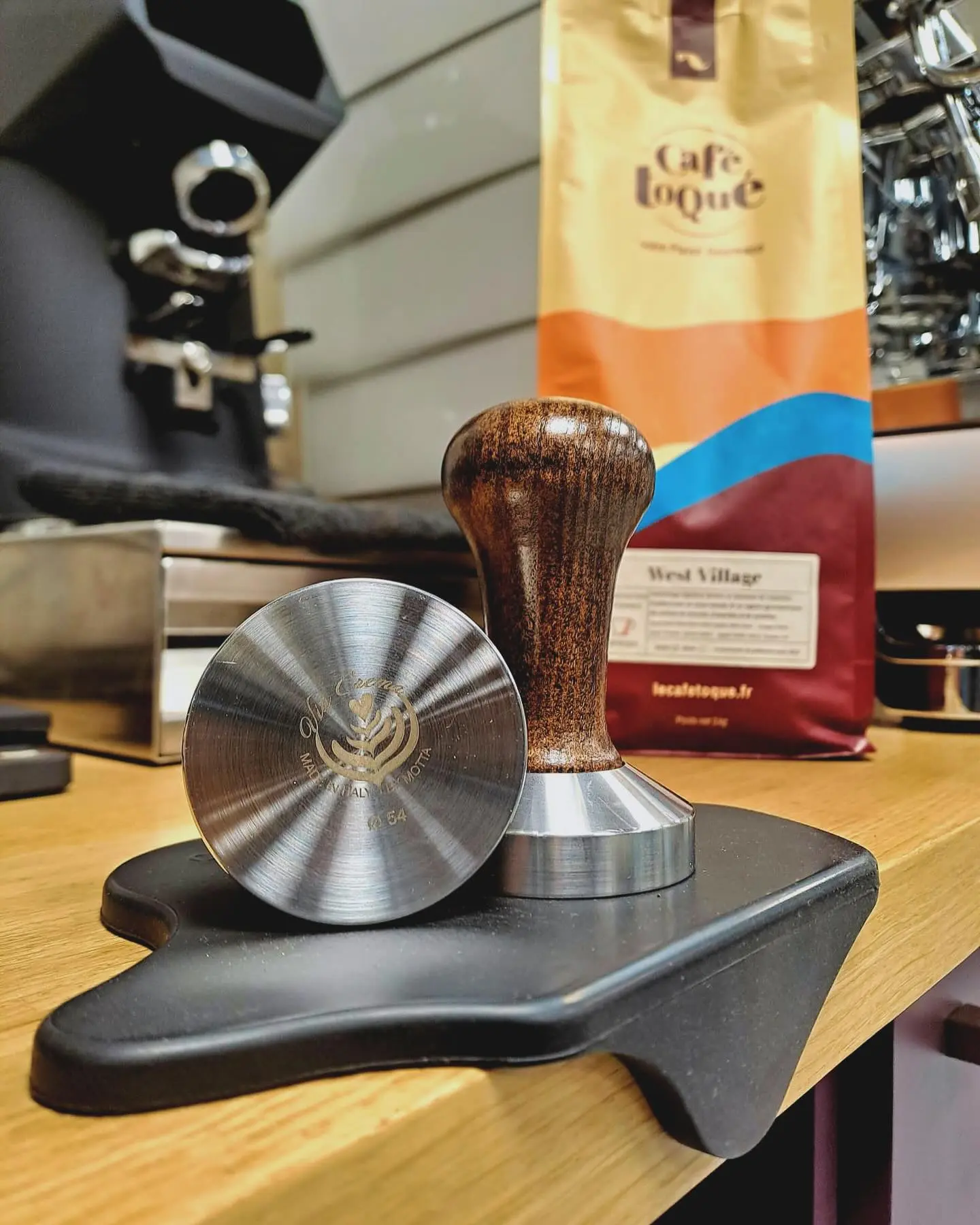 Post instagram café toqué avec un tamper posé devant une machine à café