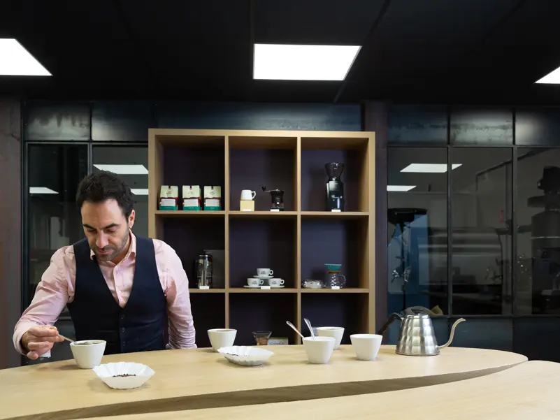 Personne en train de cupper du café