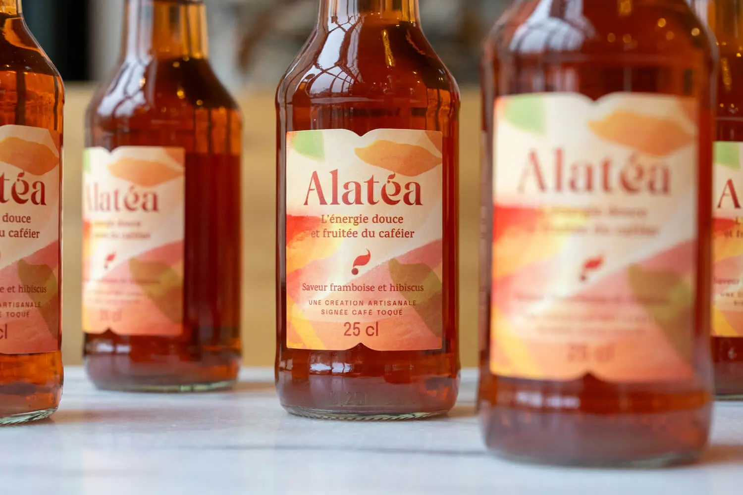 Tas de bouteilles d'Alatéa disposée les unes à côté des autres