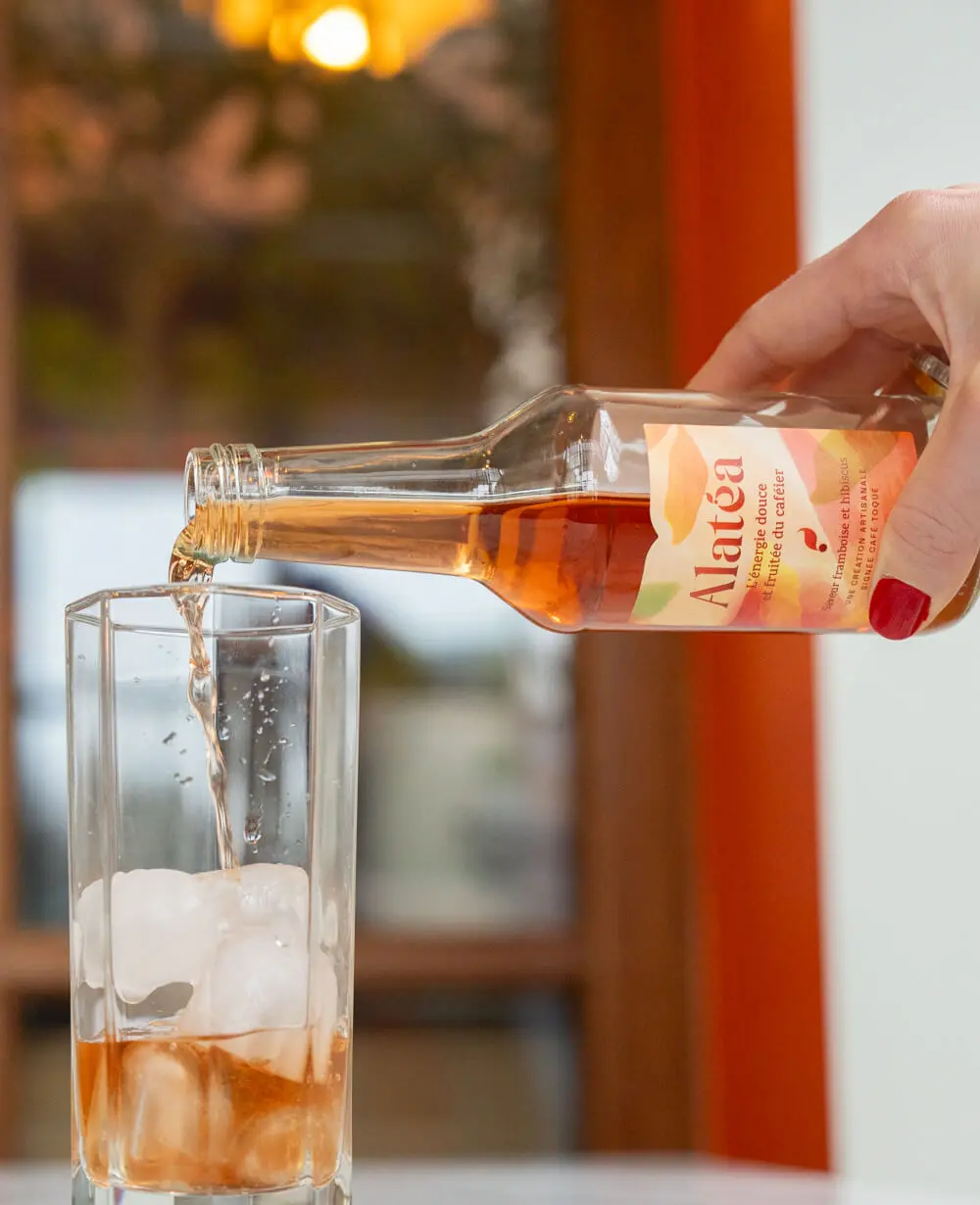 Bouteille d'Alatéa en train d'être versée dans un verre