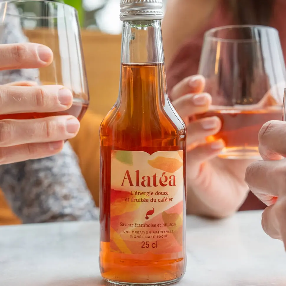 Bouteille d'Alatéa déposée sur une table
